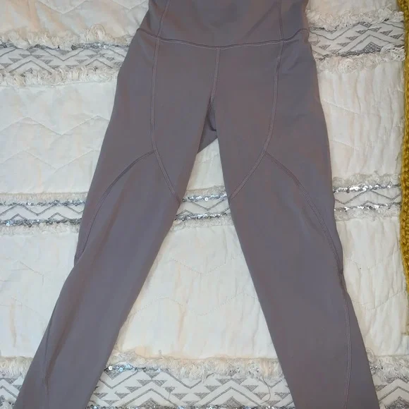 ✨ lululemon leggings LIKE NEW condition✨
24in sz6 grey "To The Beat" - Picture 3 of 5